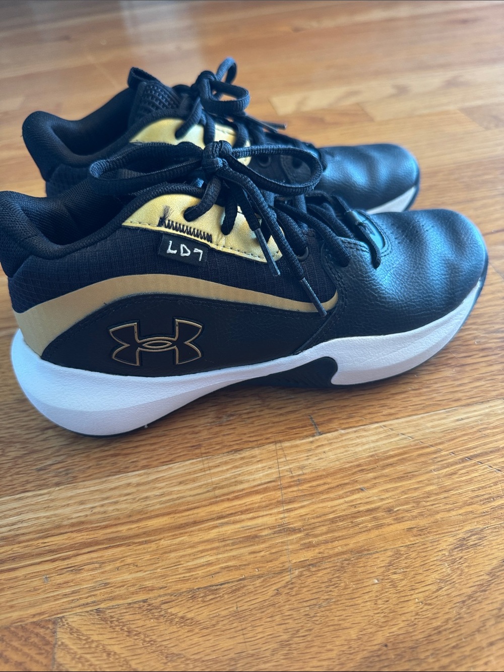 Under Armour Kids Black and Gold Low-Top Sneakers - like new! 4Y